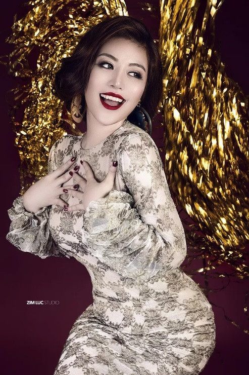 Được biết, bức thư nhân ngày Nhà giáo Việt Nam này được Đặng Minh Châu viết để gửi tặng mẹ mình - cô giáo Bùi Thị Yến, đã có thâm niên gần 30 năm trong nghề giáo, từng truyền kiến thức, dạy dỗ và đưa biết bao lứa học sinh qua bến đò tri thức. Những điều thiêng liêng thuộc về mẹ, những tình cảm và sự trân trọng của nữ doanh nhân 9X xinh đẹp dành tặng cho mẹ thông qua bức thư đã khiến nhiều bạn trẻ ngưỡng mộ. Ảnh: Zim Lục.