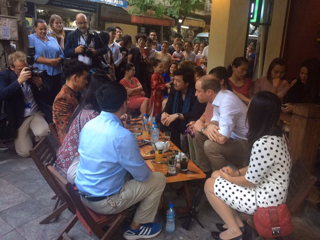 Tiếp tục chuyến tham quan phố cổ Hà Nội, Hoàng tử Anh cùng tùy tùng và các vị đại sứ Hội nghị quốc tế về phòng chống buôn bán trái phép động, thực vật hoang dã đã tề tựu ở một quán cafe vỉa hè đầu phố Thuốc Bắc, quận Hoàn Kiếm, Hà Nội. Thức uống Hoàng tử Anh lựa chọn khi đến đây là nước giải khát rất đơn giản cùng với nước lọc. Ảnh: Kensington Palace Twitter.