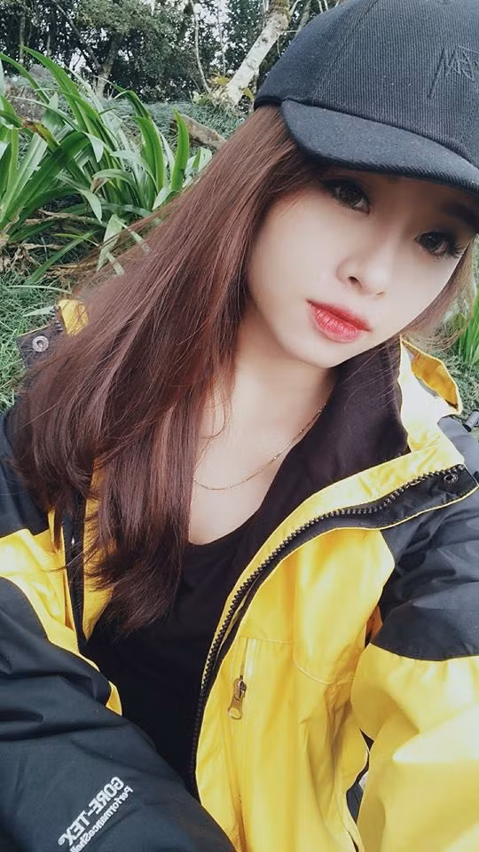 Theo tìm hiểu, chủ nhân của bức ảnh khoe vẻ xinh đẹp cùng dòng mô tả đi đám cưới người yêu cũ gây xôn xao mới đây là Hà My, 21 tuổi hiện đang sinh sống và làm việc tại thành phố Bắc Ninh. Khi biết được dòng status và bức ảnh của mình đã vô tình gây xôn xao trên mạng xã hội, được nhiều người chia sẻ, Hà My cho biết cô cảm thấy rất bất ngờ và đặc biệt thích thú khi có khá nhiều bạn trẻ đã dành tặng những lời khen về ngoại hình, nhan sắc.