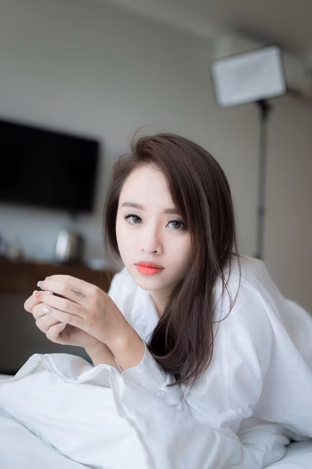 Lần gần nhất, cô nàng 9X xinh đẹp tâm sự: "Những năm tháng tuổi trẻ yêu một người thực ra chúng ta có thể làm rất nhiều điều điên rồ. Nhưng rồi đến một lúc nào đó chúng ta nhìn lại, chúng ta mới nhận ra thì ra tất cả đều chỉ là trải nghiệm. Chúng ta bước qua vô vàn cái sai để tìm được cái đúng. Nhưng chúng ta cũng phải bước qua vô vàn cái đúng để nhận ra cái gì phù hợp, cái gì không. Sau cùng thì tình yêu cũng chỉ là nhất thời. Thứ mà chúng ta cần không phải là tình yêu đốt cháy năm tháng ngắn ngủi để rồi sau đó để lại tàn tro nguội lạnh, mà là người sẽ giữ ấm trái tim ta, xuyên suốt một cuộc đời. Thứ sau cùng chúng ta cần, cũng chỉ là một niềm tin, một lời hứa trọn đời trọn kiếp…".