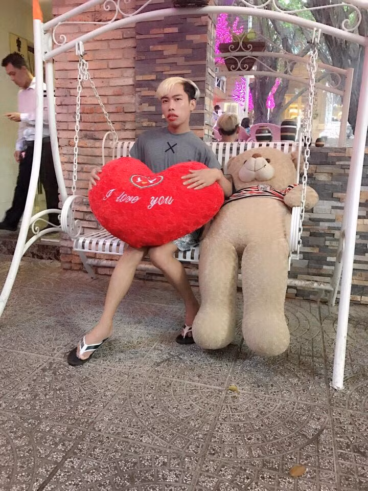 Từng kêu ca bị ekip cũ gây áp lực, lừa bịp đủ kiểu nhưng sau một thời gian Tùng Sơn vẫn làm việc với những người này, thậm chí còn thông báo đã lấy lại được fanpage và mọi hoạt động trở lại bình thường. Hàng ngày nhân vật bị gọi là "thảm họa mạng" vẫn liên tục cho ra những sản phẩm clip, hình ảnh mới và chưa bao giờ ngừng bị chỉ trích.