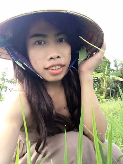 Điểm thứ hai là việc trong đoạn clip đấu khẩu trước cửa nhà cô gái trẻ (được cho là thành viên ekip cũ của Tùng Sơn), tất cả mọi người đều giấu mặt. Đoạn clip quay lại cũng tạo cảm giác không giống một clip quay chi tiết để làm rõ sự việc mà cốt chỉ để mọi người nghe thấy những gì những người có mặt ở đó nói với nhau. Do đó, nội dung của các đoạn clip này cũng bị nghi ngờ là có dàn dựng. Hiện tại, đoạn clip này đã bị xóa khỏi fanpage của Tùng Sơn.