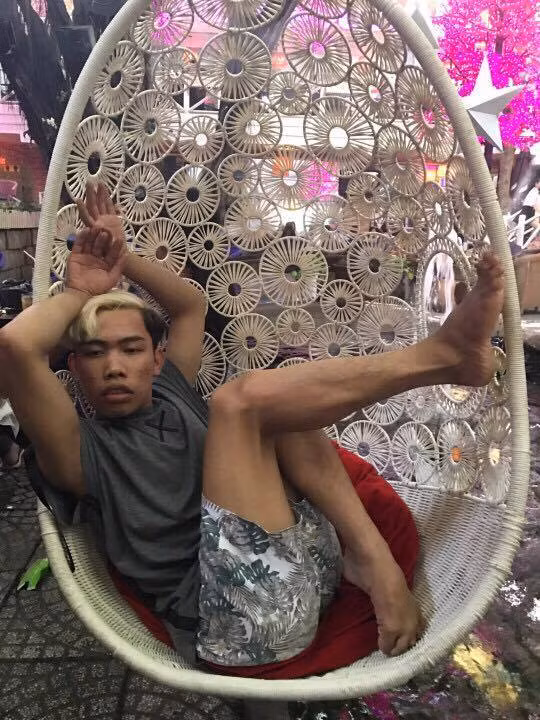 Trong đoạn clip này, người đàn ông bênh vực Tùng Sơn khẳng định rằng Tùng Sơn không tự ý đến nhà cô gái đó, mà là do một người tên Huân hẹn đến để trả lại chứng minh thư. Tùng Sơn nghe lời, đến điểm hẹn nhưng sau đó lại bị vu khống là ăn trộm. Tất cả các nhân vật trong đoạn clip này đều được giấu mặt và ngoài những lời cãi vã, kể tội nhau thì chi tiết sự việc sau một loạt 3 clip vẫn chưa được làm rõ. Dân mạng vẫn chưa thể hiểu hết trình tự sự việc, chỉ tóm gọn được vài ý rằng Tùng Sơn đến nhà cô gái nọ theo lời gọi của Huân, nhưng khi Tùng Sơn đến lại bị tố là tự ý vào nhà và ăn cắp tài sản. Sau đó một người đàn ông đến đập cửa và bênh vực Tùng Sơn.