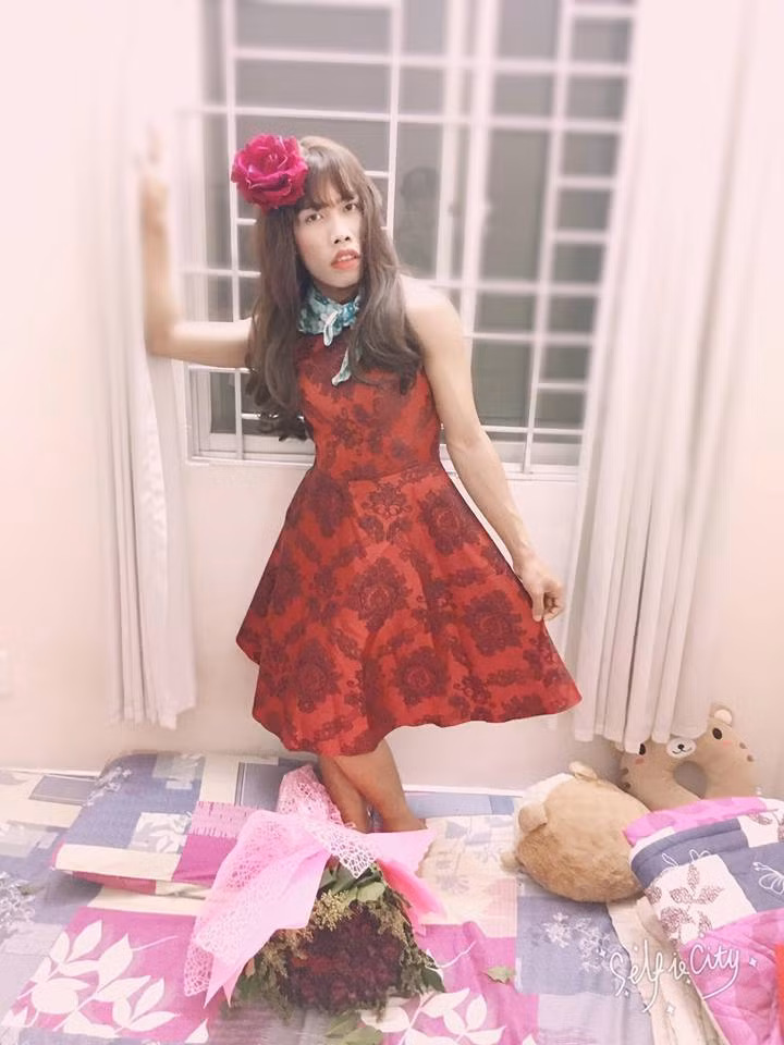 Từ khi mới "nổi tiếng" đến nay, thảm họa mạng Tùng Sơn đã không ngại thực hiện đủ mọi chiêu trò để gây chú ý và những cuộc tranh cãi trên mạng xã hội. Từ chuyện bị ekip cũ khống chế, tống tiền, đến việc ra công an kêu cứu và cả những diễn biến "rối rắm" quanh mối quan hệ với stylist Ngô Huân... đã đủ cho thấy rõ những cách thức mà Tùng Sơn sử dụng để có được sự quan tâm, ủng hộ từ cộng đồng mạng.