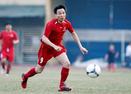 Phó thủ tướng Vũ Đức Đam còn rất yêu thích thể thao, đặc biệt là bóng đá. Rất nhiều danh thủ, các cầu thủ từ chuyên nghiệp đến nghiệp dư, những vị chính khách mê vận động thân thể đã tỏ ra khâm phục, mến mộ ngài Phó thủ tướng khi ông nhiều lần xỏ giày ra sân đá bóng, thể hiện tinh thần đồng đội và còn trực tiếp ghi bàn. Những hình ảnh như thế này của một vị lãnh đạo trẻ quả thực đã tạo ra rất nhiều thiện cảm với nhân dân cả nước. Ảnh: VOV.