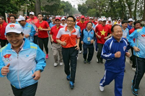 Không chỉ quan tâm nhiều đến những lĩnh vực quan trọng của đất nước như kinh tế, ngoại giao... Phó thủ tướng Vũ Đức Đam còn đặc biệt lưu tâm đến vấn đề an sinh xã hội, sức khỏe, cuộc sống thường ngày của những người dân Việt Nam. Phó thủ tướng từng rất nhiều lần tham gia những sự kiện liên quan đến rèn luyện thân thể, bảo vệ môi trường được tổ chức ở nhiều tỉnh thành trên cả nước. Tại đây, Phó thủ tướng Vũ Đức Đam luôn thể hiện sự nhiệt tình, trực tiếp tham gia nhiều hoạt động, công việc cùng người dân, đồng thời trò chuyện một cách rất gần gũi, không có khoảng cách với tất cả mọi người. Ảnh: CAND.