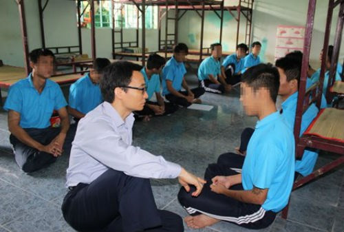 Những lần Phó thủ tướng ăn mặc giản dị, đội mũ lưỡi trai đứng nói chuyện với những người dân đi khám ở bệnh viện hay những lúc ân cần trò chuyện với những người có hoàn cảnh khó khăn, hay như trong ảnh là hỏi thăm học viên cơ sở xã hội Nhị Xuân... đều tạo ra những ấn tượng tốt đẹp, khó phai trong lòng người dân cả nước. Ông Vũ Đức Đam không thể hiện sự khác biệt ở chức vụ Phó thủ tướng của mình mà tạo ra sự khác biệt bằng chính sự gần gũi, thân thiện với nhân dân. Ảnh: Pháp Luật.