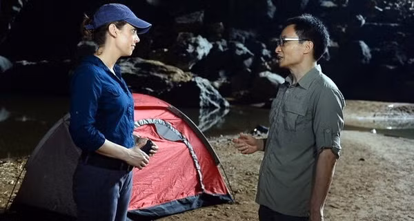 Những hình ảnh của Phó thủ tướng Vũ Đức Đam tại hang Sơn Đoòng được cho là đã tạo ra ý nghĩa vô cùng lớn trong việc thúc đẩy quảng bá du lịch Việt Nam. Phó thủ tướng đã đến hang động nổi tiếng khắp thế giới này cùng một đoàn làm phim của Mỹ, hình ảnh của ông cũng đã được truyền đến hàng triệu người dân ở nhiều quốc gia khác nhau và chính vì thế ý nghĩa, sức tác động mà nó tạo ra không hề nhỏ. Ngoài những hình ảnh lội bộ trên suối, Phó thủ tướng Vũ Đức Đam còn gây ấn tượng với đoạn clip trả lời phỏng vấn bằng tiếng Anh rất trôi chảy. Ảnh cắt từ clip.