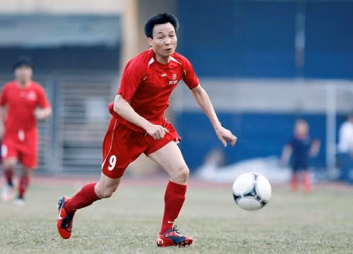 Phó thủ tướng Vũ Đức Đam còn rất yêu thích thể thao, đặc biệt là bóng đá. Rất nhiều danh thủ, các cầu thủ từ chuyên nghiệp đến nghiệp dư, những vị chính khách mê vận động thân thể đã tỏ ra khâm phục, mến mộ ngài Phó thủ tướng khi ông nhiều lần xỏ giày ra sân đá bóng, thể hiện tinh thần đồng đội và còn trực tiếp ghi bàn. Những hình ảnh như thế này của một vị lãnh đạo trẻ quả thực đã tạo ra rất nhiều thiện cảm với nhân dân cả nước. Ảnh: VOV.