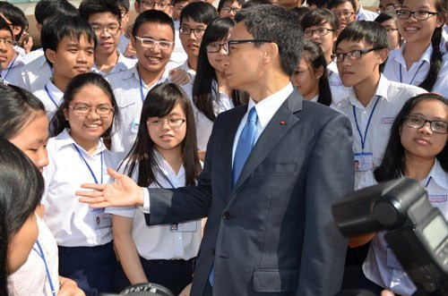 Phó thủ tướng Vũ Đức Đam đã từng có rất nhiều buổi gặp gỡ, giao lưu và nói chuyện với các bạn học sinh, sinh viên, các hội thanh niên ở nhiều tỉnh thành trên khắp cả nước. Bằng sự thân thiện, cởi mở và những câu chuyện kể về chính bản thân mình mang nhiều ý nghĩa khuyến khích học hỏi, tìm tòi, nâng tầm tri thức, hiểu biết của bản thân... Phó thủ tướng đã trở thành thần tượng của biết bao bạn học sinh, sinh viên, trở thành một "vị lãnh đạo trẻ rất được lòng những người trẻ". Ảnh: TTXVN.