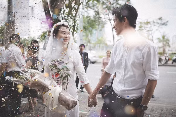 Sau thời gian ấp ủ và chuẩn bị đến 2 năm, chú rể Anh Hùng mới thực hiện được ý tưởng đám cưới thời bao cấp của mình. Nhờ có sự trợ giúp của ekip nhiệt tình, bộ ảnh và phim cưới của Anh Hùng - Thùy Trang đã "thành công mỹ mãn". Nó khiến chú rể vô cùng hài lòng vì phong cách anh mong muốn đã được thể hiện chính xác và quan trọng hơn cả là khiến vô số bạn trẻ, người xem thích thú, hết lời khen ngợi.