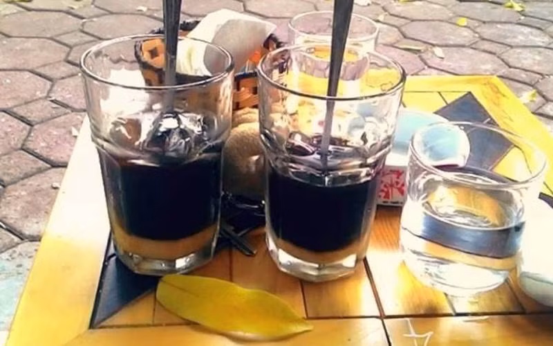 Nhiều bạn trẻ thắc mắc, liệu rằng Aha Cafe Thuốc Bắc sau khi tiếp đón Hoàng tử Anh có trở nên nổi tiếng và hút khách hơn giống như những gì đã diễn ra ở quán bún chả từng đón Tổng thống Mỹ Barack Obama? Câu hỏi này thực sự cần khá nhiều thời gian để có thể trả lời bởi sức hấp dẫn của một quán ăn với quán cafe tạo ra là hoàn toàn khác nhau. Nhưng xét cho cùng, với may mắn được tiếp đón một vị khách đặc biệt, "Cafe Hoàng tử Anh" cũng đã trở thành một địa điểm tạo ra được nhiều sự tò mò với nhiều vị khách gần xa. Ảnh: Foody.