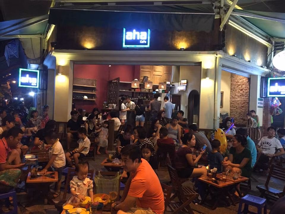 Và có gì đặc biệt ở Aha Cafe phố Thuốc Bắc? Nếu có dịp ghé thăm quán cafe này, cảm nhận đầu tiên của các bạn trẻ chắc chắn sẽ là không gian của quán. Quán có diện tích khá nhỏ, bàn ghế bày trong nhà rất ít, chủ yếu được sắp xếp trên vỉa hè, phía trên có mái che nên tạo ra một không gian rất thoáng đãng. Bàn ghế quán sử dụng hoàn toàn bằng gỗ, nhỏ xinh và không cầu kỳ. Ảnh: FB Ha Ngoc.