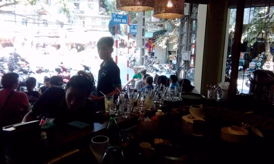 Quả thật, nếu xét về vẻ bề ngoài, Aha Cafe phố Thuốc Bắc không hề có điểm gì đặc biệt, nổi trội hơn so với những quán cafe bình dân ở Hà Nội. Tuy nhiên có thể do chính sự đơn giản, mộc mạc, đậm chất Hà Nội của quán mà Hoàng tử Anh William và những người đồng hành đã quyết định chọn đây làm điểm dừng chân. Họ ngồi trên vỉa hè, uống cafe, nước giải khát và thực sự gần gũi, thoải mái tiếp xúc với người dân, những vị khách khác trong quán. Ảnh: FB Mắt To.