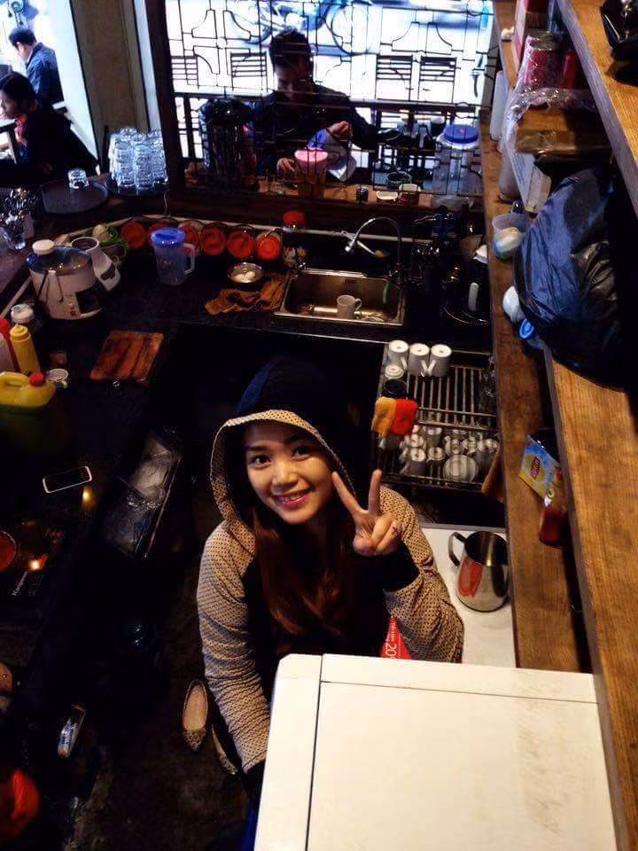 Tại quán cũng không thiếu những nhân viên có ngoại hình ưa nhìn, luôn nhiệt tình và cố gắng phục vụ khách một cách tốt nhất. Do nằm ở khu trung tâm nên quán dường như cả ngày đều đông khách. Vào những buổi tối cuối tuần, phần vỉa hè trước quán thường trở nên khá chật chội. Với tất cả những điểm trên, lại thêm việc từng được Hoàng tử Anh William chọn là nơi dừng chân, Aha Cafe phố Thuốc Bắc nói riêng và cả chuỗi quán cafe vỉa hè trong phạm vi Hà Nội đang có thêm nhiều sự quan tâm. Ảnh: FB Mắt To.