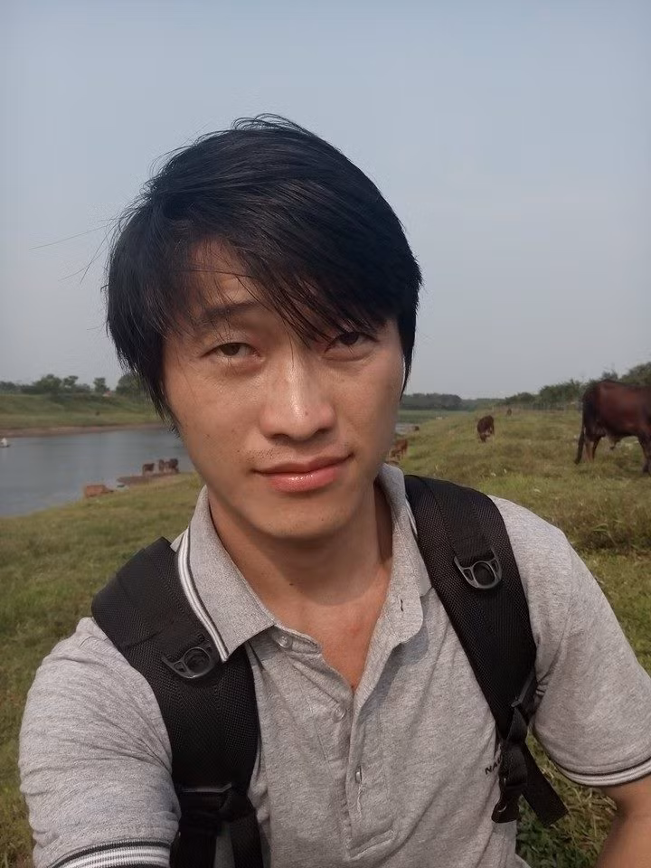 Sinh ra ở một bản làng nghèo, nơi không ai biết chữ nên, dù được đi học rất muộn, đi lại khó khăn, xa xôi nhưng A Quả vẫn mong muốn có thể bằng cái chữ thay đổi lối sống còn nhiều hủ tục ở quê hương mình. Chàng trai trẻ mong rằng bản thân mình sau này sẽ trở thành trụ cột, gốc rễ để con cháu, người dân noi theo, chịu đi học để biết cái chữ, để có kiến thức và để thay đổi cuộc sống nghèo khó bấy lâu.