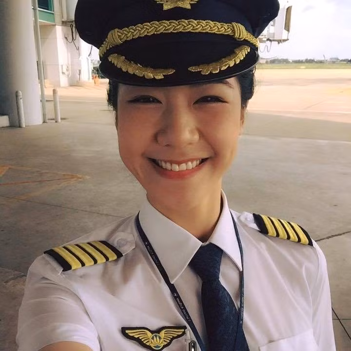 Huỳnh Lý Đông Phương từ lâu đã là gương mặt trẻ được rất nhiều người mến mộ, khâm phục, thậm chí coi là thần tượng khi cô trở thành nữ cơ trưởng đầu tiên của Việt Nam ở tuổi 29. Có công việc thú vị, đáng để người khác mơ ước, nữ cơ trường Đông Phương trong năm qua đã từng trở thành khách mời trong nhiều chương trình, bài báo nói về các nhân vật tuổi trẻ tài cao trên khắp đất nước.