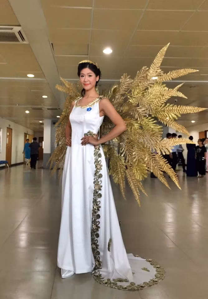 Nữ cơ trưởng nổi tiếng kiệm lời, ít chia sẻ về bản thân cũng tỏ ra khó chịu, không hài lòng khi cô càng im lặng thì càng có nhiều người bình phẩm, đưa ra những lời đồn đoán sai hoàn toàn với sự thật. Cho rằng bản thân đã chịu đựng đau khổ, mệt mỏi quá lâu rồi nhưng sự việc vẫn chưa thể kết thúc nên đã buộc lòng phải lên tiếng, bất chấp mọi thị phi vẫn đang diễn ra. "Sau mỗi cánh cửa có một bí mật, và tôi tin tốt nhất mọi người không nên tìm hiểu thêm", Huỳnh Lý Đông Phương cho biết.