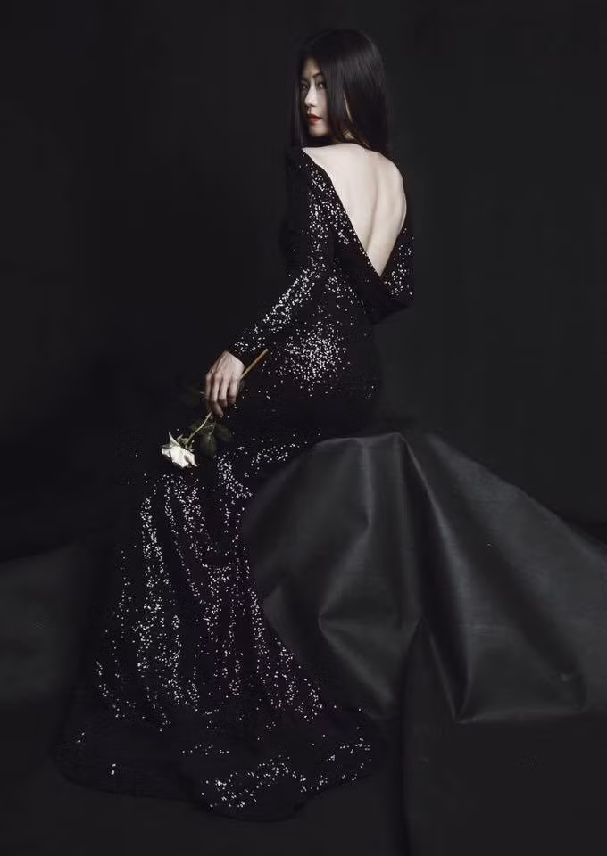 Vốn là người kín tiếng, không ưa thích việc bản thân bị quá nhiều người để ý nên vài ngày sau khi những tin đồn không hay rộ lên, Huỳnh Lý Đông Phương vẫn giữ im lặng. Tuy nhiên khi mọi việc đi quá xa, nữ cơ trưởng cuối cùng cũng lên tiếng, thậm chí phản ứng khá mạnh về những thông tin liên quan đến chuyện tình cảm trước đây của mình. Nữ cơ trưởng 8X cho rằng có vẻ như mọi người đang quan tâm quá nhiều đến chuyện đời tư của cô, hơn cả những vấn đề khác đang nóng hổi cả ở trong và ngoài nước.