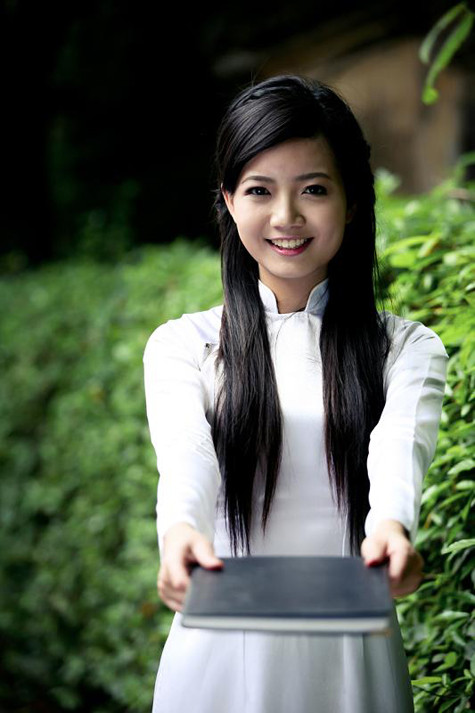 Trong những ngày đầu đi dạy, cô giáo xinh nhất trường THPT chuyên Hà Nội – Amsterdam đã được chú ý với vẻ ngoài rất xinh đẹp, trẻ trung nhìn không khác gì nữ sinh cấp 3. Thế nhưng, khi đứng trên bục giảng, cô giáo 9X này lại tỏ ra rất chững chạc, dạy hay và được đông đảo học trò yêu mến. Chia sẻ về cô giáo dạy Toán Hồng Anh, rất nhiều học sinh của trường Hà Nội - Amsterdam đã có nhiều bài viết rất cảm động, giàu tình cảm, nói rõ về việc cô giáo Hồng Anh đã giúp các học trò tiến bộ vượt bậc như thế nào và trở thành một người bạn thân thiết, một người chị rất đáng tin cậy của học sinh ra sao.