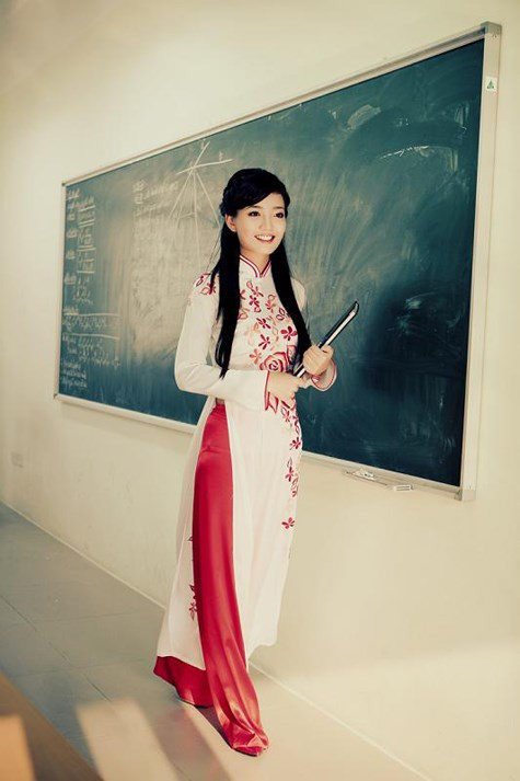 "Cuối cùng, nếu bạn vẫn còn băn khoăn về sự tuyệt vời của cô, thì điều tôi muốn nói là cô là người phụ nữ xinh đẹp nhất tôi từng gặp. Ánh mắt dịu dàng của cô, nụ cười ngọt ngào của cô, và cả dáng đi duyên dáng uyển chuyển như đang lướt trên nước của cô nữa, không ai có thể sánh bằng. Tin tôi đi, chỉ cần bạn nhìn thấy cách cô dịu dàng cúi xuống tập kiểm tra chấm bài cho học sinh, bạn sẽ rung động vì cô ngay lập tức. Nhân ngày 20/11, tôi xin gửi lời chúc đến cô, chúc cô luôn xinh đẹp, hạnh phúc và thành công trong cuộc sống. Hy vọng cô mãi là động lực để thế hệ học sinh hàng ngày trông mong giờ toán". 