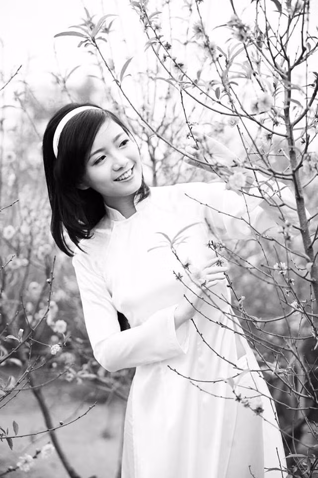 Ngoài đời Hồng Anh là một cô gái hết sức giản dị. Cô khá yêu thích sự hoài cổ, mộc mạc và sự chân thật. Trang cá nhân của cô dù có khá nhiều người theo dõi nhưng lại được sử dụng một cách rất đơn giản, không xô bồ, cũng không có quá nhiều hình ảnh mới, được cập nhật một cách liên tục.