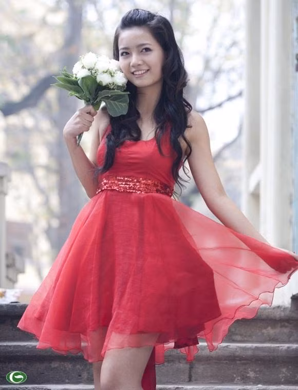 Thỉnh thoảng các học sinh, người mến mộ cô giáo Phan Hồng Anh cũng có dịp trầm trồ khi cô khoe những bức ảnh nghệ thuật. Lợi thế về ngoại hình, khuôn mặt xinh xắn đã giúp Hồng Anh không chỉ là một giáo viên giỏi, được học trò yêu mến mà còn là một cô giáo hot girl nổi tiếng trên cộng đồng mạng Việt. Ảnh trong bài: Facebook nhân vật.