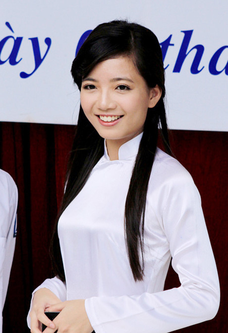 Bạn Hồ Hiền Trang, cựu học sinh lớp 11 Anh 1 - THPT Chuyên Hà Nội - Amsterdam chia sẻ về cô giáo Hồng Anh như sau: "Để chứng tỏ sự tuyệt vời của cô, trước hết các bạn nên biết tôi là một đứa rất dốt toán, dốt toán đến mức từng bị giáo viên lớp 10 nhận xét là "học quá yếu" và "hỏng tư duy". Thế nhưng, nhờ công sức của cô Hồng Anh, năm nay tôi đã có tiến bộ vượt bậc trong môn toán và đạt điểm 10 trong bài kiểm tra 1 tiết. Tuy cô Hồng Anh còn rất trẻ, nhưng cô vừa giỏi chuyên môn, lại vừa có niềm đam mê môn toán".