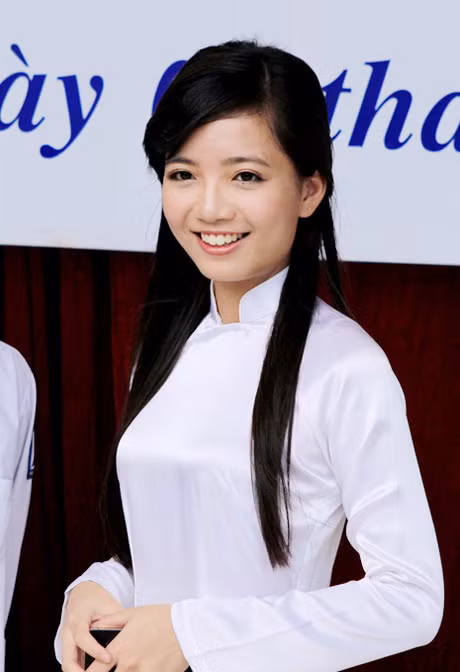 Bạn Hồ Hiền Trang, cựu học sinh lớp 11 Anh 1 - THPT Chuyên Hà Nội - Amsterdam chia sẻ về cô giáo Hồng Anh như sau: "Để chứng tỏ sự tuyệt vời của cô, trước hết các bạn nên biết tôi là một đứa rất dốt toán, dốt toán đến mức từng bị giáo viên lớp 10 nhận xét là "học quá yếu" và "hỏng tư duy". Thế nhưng, nhờ công sức của cô Hồng Anh, năm nay tôi đã có tiến bộ vượt bậc trong môn toán và đạt điểm 10 trong bài kiểm tra 1 tiết. Tuy cô Hồng Anh còn rất trẻ, nhưng cô vừa giỏi chuyên môn, lại vừa có niềm đam mê môn toán".