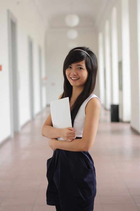 "Tôi đã được truyền cảm hứng như thế đấy! Không những thế, cô còn rất tâm huyết và nhiệt tình giúp đỡ học sinh. Trong từng tiết học cô luôn đi lại xung quanh lớp học, thấy bạn nào không hiểu, cô kiên nhẫn giảng giải từng chút một. Không chỉ chuyên môn mà cô Hồng Anh còn là một cô giáo đặc biệt quan tâm đến học sinh trong đời sống hàng ngày. Ví dụ, có một hôm tôi mặc áo khoác dày, cô đã rất ân cần đến hỏi thăm liệu tôi bị ốm không và khuyên tôi xuống phòng y tế. Tôi đã yêu mến cô từ khi đó...".