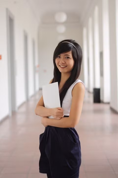 "Tôi đã được truyền cảm hứng như thế đấy! Không những thế, cô còn rất tâm huyết và nhiệt tình giúp đỡ học sinh. Trong từng tiết học cô luôn đi lại xung quanh lớp học, thấy bạn nào không hiểu, cô kiên nhẫn giảng giải từng chút một. Không chỉ chuyên môn mà cô Hồng Anh còn là một cô giáo đặc biệt quan tâm đến học sinh trong đời sống hàng ngày. Ví dụ, có một hôm tôi mặc áo khoác dày, cô đã rất ân cần đến hỏi thăm liệu tôi bị ốm không và khuyên tôi xuống phòng y tế. Tôi đã yêu mến cô từ khi đó...".