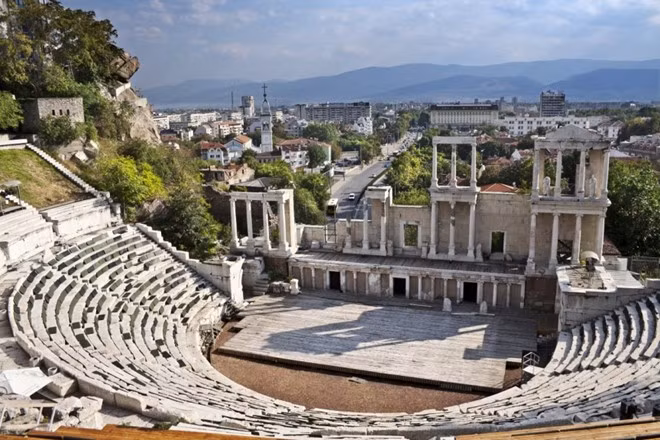 5. Plovdiv: Nằm ở Bulgaria, Plovdiv có hơn 6.000 năm lịch sử và từng là một phần quan trọng của đế chế La Mã. Nhà văn Lucian từng ca ngợi Plovdiv là thành phố lớn và đẹp nhất trong mọi thành phố. Các di tích cổ xưa cho thấy thành phố này có rất nhiều công trình công cộng, đền thờ, nhà tắm và rạp hát ấn tượng. Ngoài ra, thành phố còn có hệ thống nước sạch và nước thải tiên tiến, được bảo vệ bởi một lớp tường đôi chịu lực tốt.