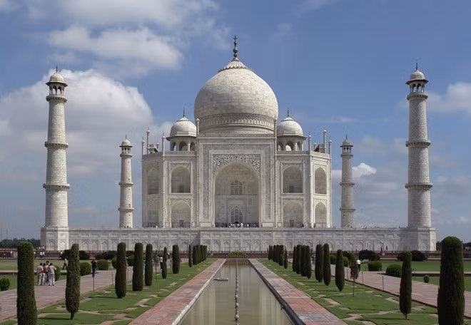 Đền Taj Mahal (Ấn Độ): có chiều cao 171 m, là một trong các điểm du lịch nổi tiếng nhất của Ấn Độ. Ngôi đền được xây bởi hoàng đế Shah Jahan để tưởng nhớ người vợ thứ ba của mình. Theo truyền thuyết, Shah Jahan có kế hoạch xây ngôi đền Taj Mahal bằng đá cẩm thạch đen ở phía bên kia sông nhưng kế hoạch của ông đã bị gián đoạn. Sử dụng hàng ngàn thợ thủ công và thợ điêu khắc, đền Taj Mahal được hoàn thành vào năm 1653 sau 21 năm xây dựng. Đền là sự kết hợp nhiều yếu tố từ các kiến trúc của Thổ Nhĩ Kỳ, Ottoman, Ba Tư và Ấn Độ. Đền được công nhận là di sản thế giới năm 1983.
