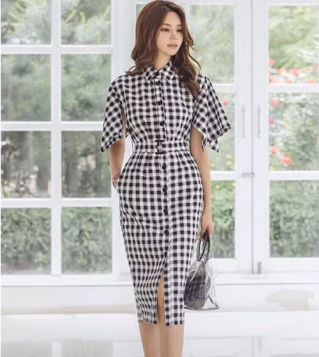 Trong khi đó, mẫu váy kẻ caro đen trắng với thiết kế độc đáo này rất phù hợp với những cô nàng cá tính. Ảnh: googleusercontent.