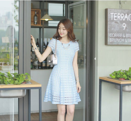 Chị em có thể dễ dàng lựa chọn cho mình mẫu váy liền thân phù hợp với dáng người cũng như mức chi phí cần phải bỏ ra. Ảnh: baomoitonghop.