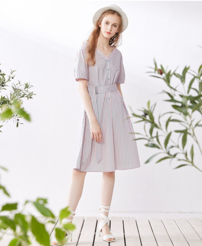 Mẫu váy liền thân dáng xòe như thế này rất “đa zi năng” khi bạn vừa có thể diện đi làm lại vừa có thể diện đi chơi với bạn bè. Ảnh: thoitrangeva.