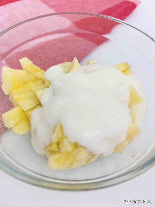 Thêm sữa chua và trộn đều.