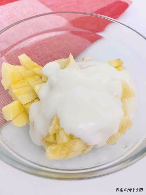 Thêm sữa chua và trộn đều.