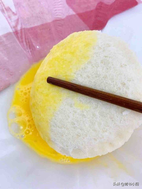 Đánh đều trứng rồi nhúng bánh vào.