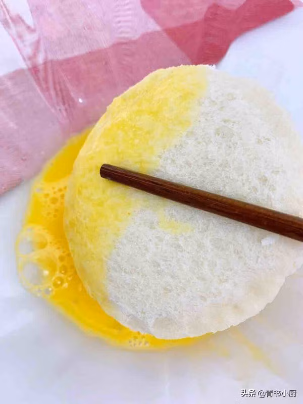 Đánh đều trứng rồi nhúng bánh vào.