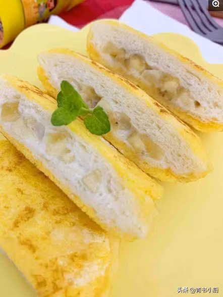 Bánh trông vô cùng ngon miệng, vị ngọt ngào kết hợp chua chua, giúp bé thích thú.