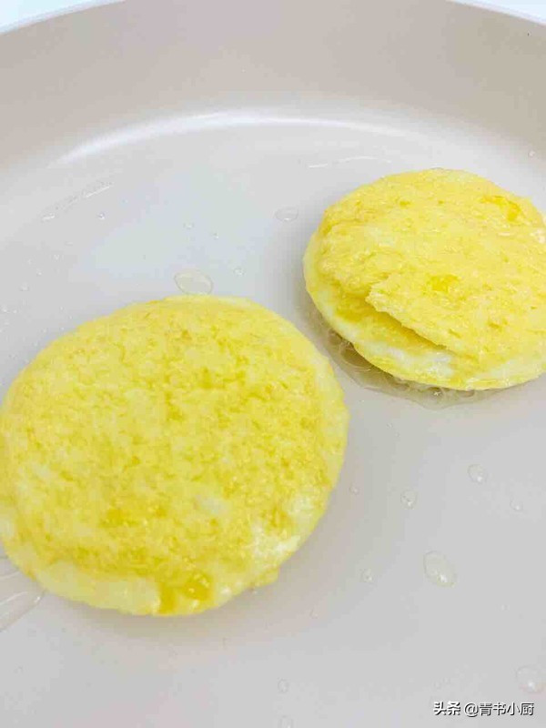 Cho bánh vào chảo dầu rán cho trứng chín vàng.