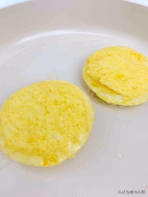 Cho bánh vào chảo dầu rán cho trứng chín vàng.