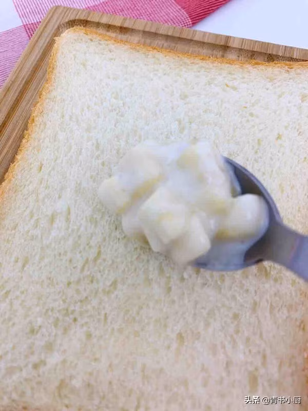 Phết chuối sữa chua lên lát bánh mỳ.