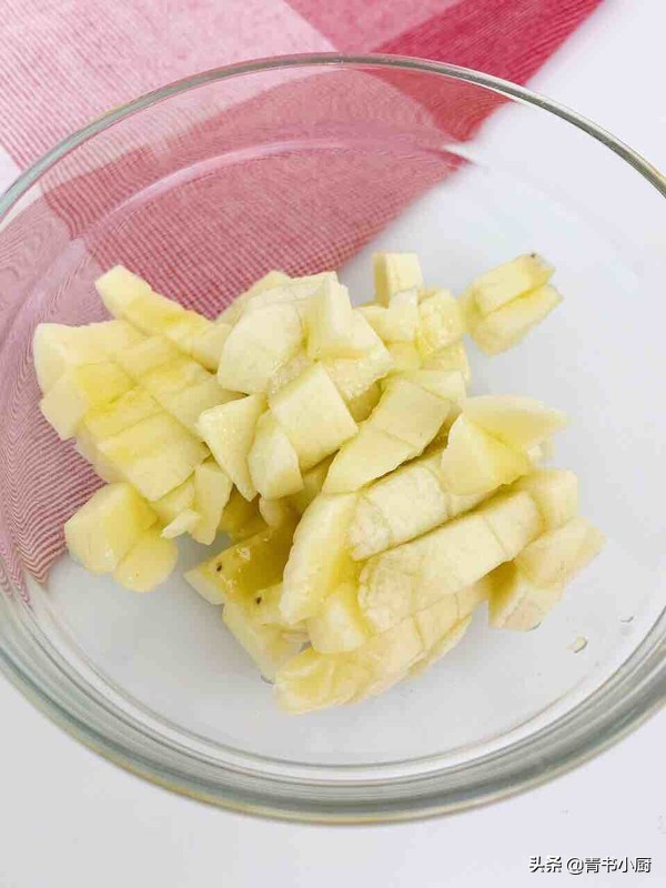 Cắt chuối thái hạt lựu vào một cái bát