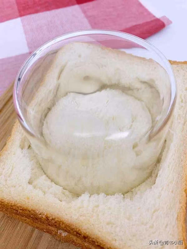 Phủ miếng bánh mỳ khác lên trên. Dùng miệng cốc nhấn xung quanh để cắt bánh mỳ.