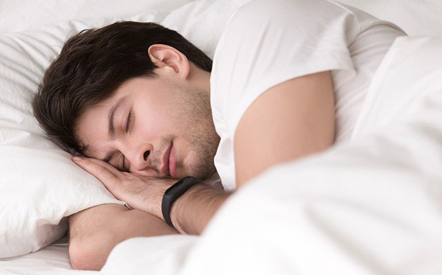 Một mẹo ngủ tuyệt vời trong thời tiết nóng mà nhiều người đã thử đó là đặt một chai nước đã đóng băng lên giường. Ảnh: zicxa.