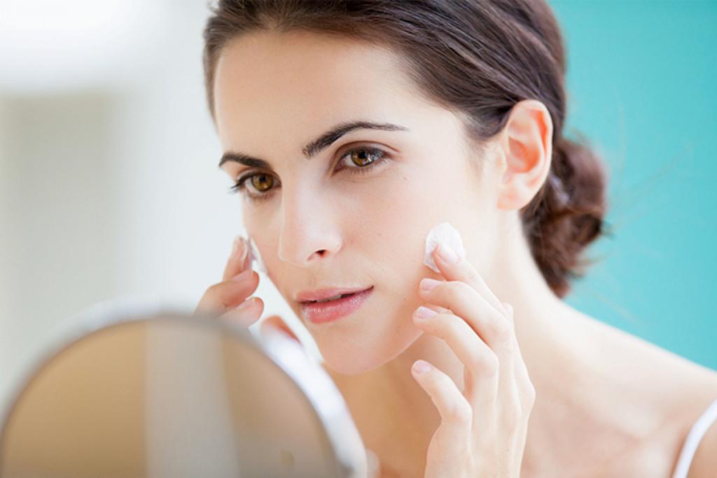 Bên cạnh đó, chị em nên sử dụng kem chống nắng thường xuyên bởi đây là giải pháp tối ưu giúp bạn tránh bị da sạm đen khi ra ngoài lúc trời nắng nóng. Ảnh: kooconam.