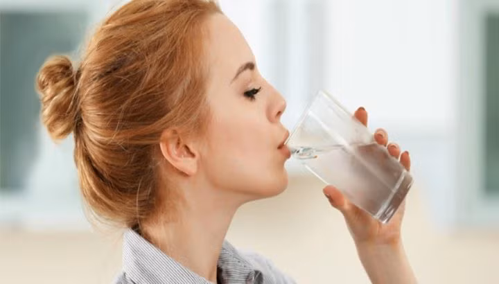 Da đủ nước sẽ trở nên dẻo dai, mềm mại và tươi trẻ. Vì vậy, để làn da khỏe mạnh từ bên trong, bạn đừng quên uống ít nhất 2 – 3 lít nước mỗi ngày. Ảnh: tieuduong.