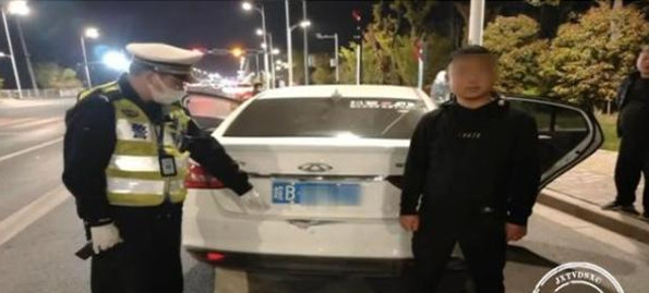 Thay ban tay keu cuu o cop xe truoc, voi goi canh sat... su that khong ngo-Hinh-2